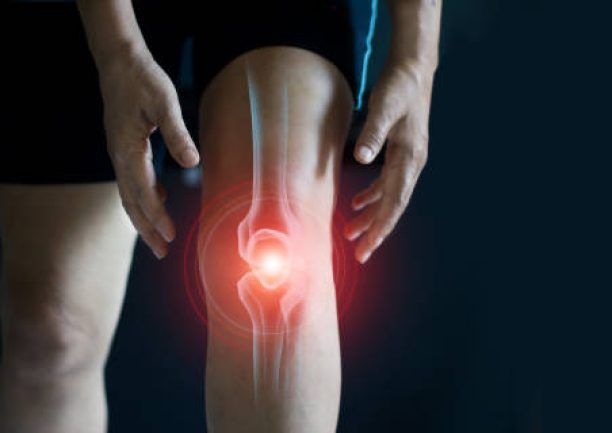 istockphoto-1165067653-612×612 Elderly woman suffering from pain in knee. Tendon problems and Joint inflammation on dark background.